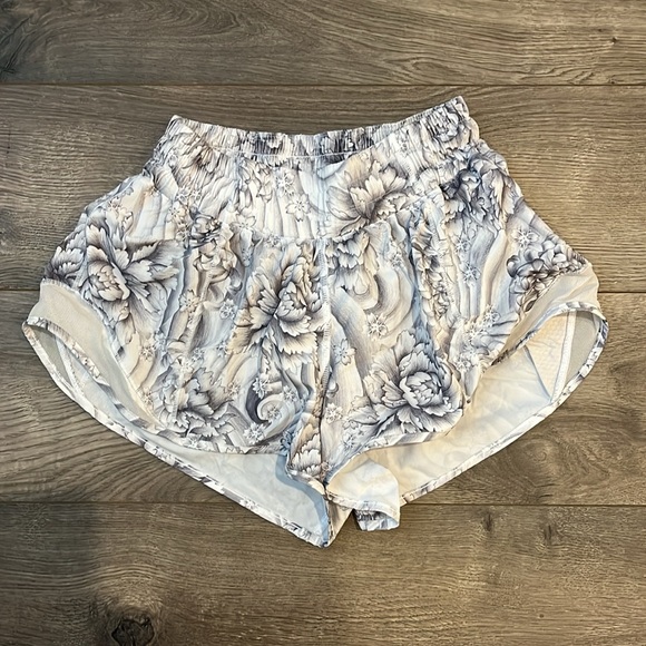 Lululemon Hotty Hot Short 2” - Picture 3 of 4